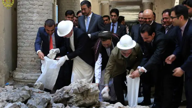 د ملي یووالي حکومت مشران او نور لوړپوړي چارواکي د دارالامان ماڼۍ د بیارغونې د چارو د پیل پرمهال 