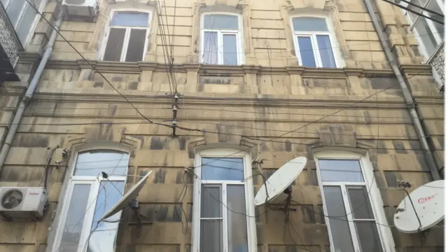 116 yaşlı daha bir tarixi bina Mirzə Fətəli küçəsi 25 ünvanında yerləşir. Bina nə qədər köhnə olsa da sakinlər orda yaşamaqdan məmnun olduqlarını deyirlər.