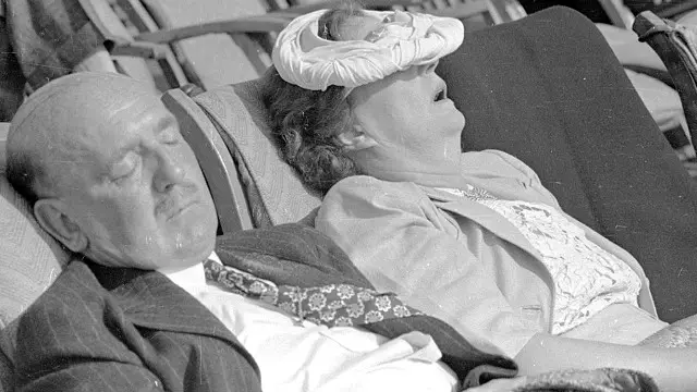 Возможно, дневной сон необходим из-за того, что человек не высыпается ночью