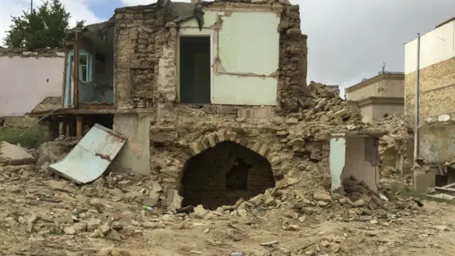 Nazirlər Kabinetinin qərarından bir neçə gün sonra Müstafa Sübhi 60 ünvanındakı 1903-cü ildə inşa olunan yaşayış binası sökülüb. Ərazidəki marketdə işləyən satıcılardan biri deyir: “Həftənin altıncı günü gedəndə sağlam idi. Birinci gün gəldim ki, bina yerində yoxdur daha.”