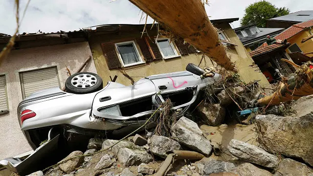 سیلاب کا پانی اپنے ساتھ کاروں اور درختوں کو بھی بہا کر لے گیا