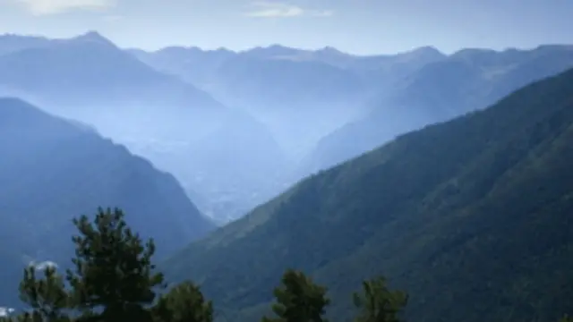 Andorra - Pireney dağlarının ucqarlarındakı daş-qayadan ibarət kiçik bir ərazi
