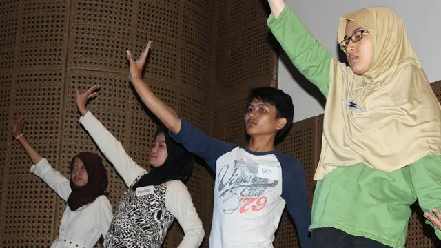 Eko (kedua dari kanan) berniat membagi ilmu yang didapat kepada murid-muridnya di sanggar.