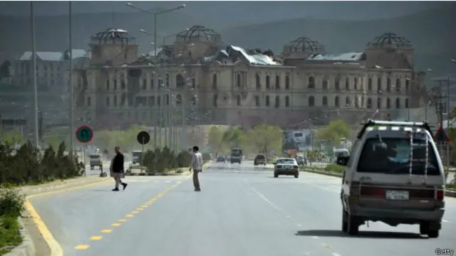 在1970和1980年代，這座宮殿被用作阿富汗的國防部辦公地。然而，當阿富汗內戰爆發後，這裏成為武裝分子的駐地，也因此受到了重創。