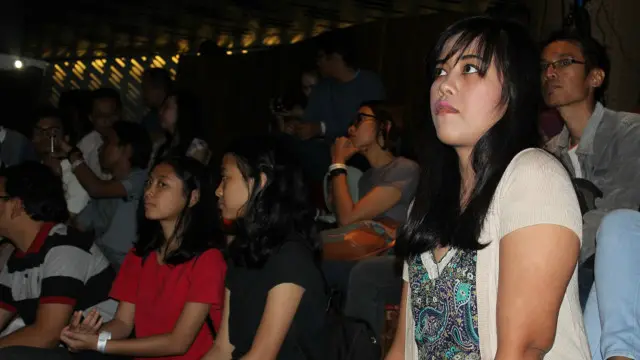 Yona di antara penonton pada saat hari-H penampilan.