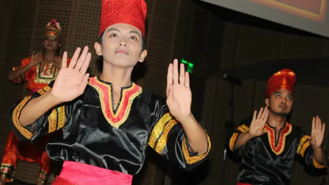 Eko (kiri) sempat kehilangan tempo beberapa gerakan.