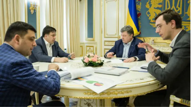 Міхеіл Саакашвілі досить відверто критикує багатьох соратників Петра Порошенка, хоча на відвертий конфлікт з президентом не йшов