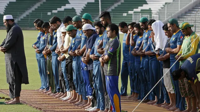 کیمپ کے دوران انضمام نے باجماعت نماز بھی پڑھائی۔