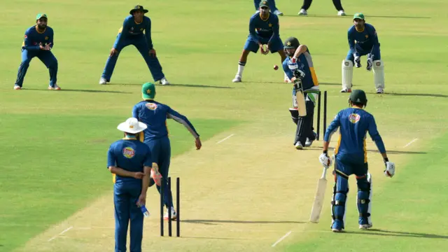 قذافی سٹیڈیم میں جاری تربیتی کیمپ کے دوران انضمام نے کھلاڑیوں کو مختلف مشورے دیے۔