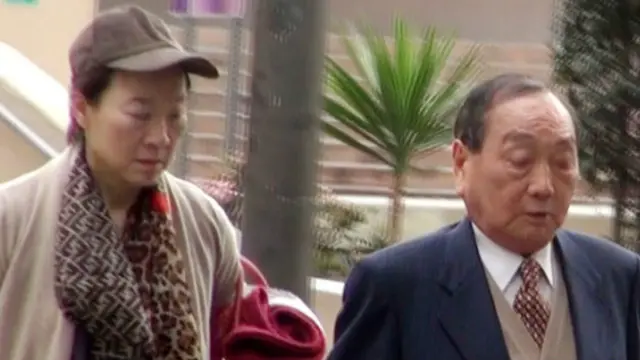 2013年,王又曾與妻子王金世英現身洛杉磯移民法院。