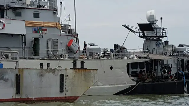KRI Pati Unus sedang diperbaiki oleh para kru.
