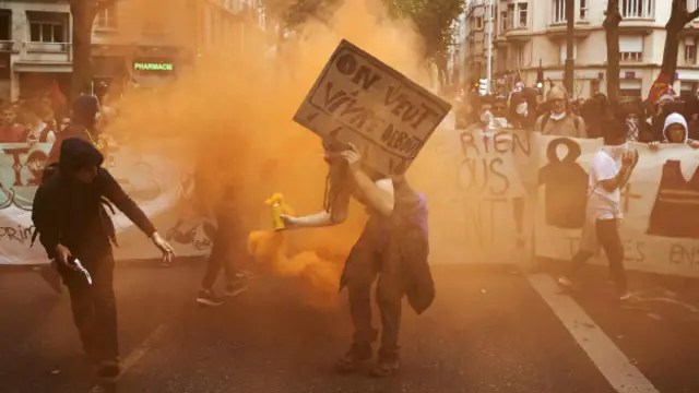 Geçen hafta başkent Paris'te yüzlerce kişinin katıldığı sokak gösterilerine polis tazyikli su ve göz yaşartıcı gazla müdahale etmişti.