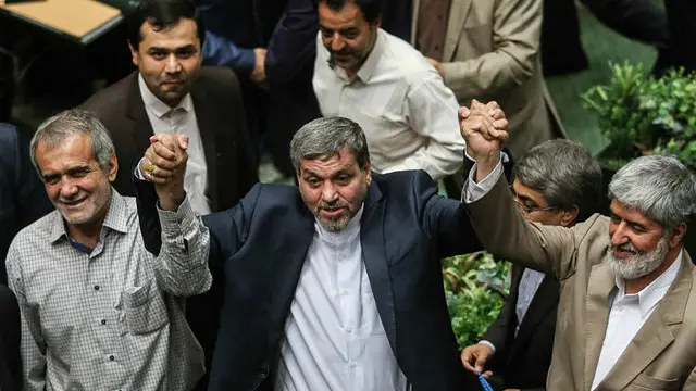 مصطفی کواکبیان دست علی مطهری و مسعود پزشکیان را به نشانه پیروزی بالا برده است