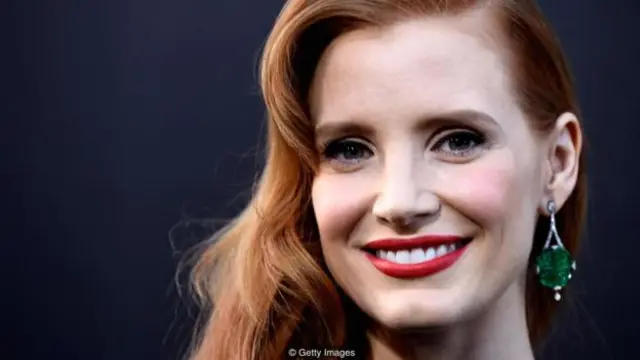 玉石也受到好莱坞明星的追捧——杰西卡·查斯坦(Jessica Chastain)2014年在《星际穿越》首映礼上佩戴了一对玉石耳坠(图片来源：Getty Images)