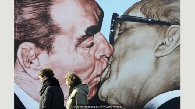  新壁畫的靈感取自德米特裏·弗魯貝爾（Dmitry Vrubel）的一幅畫作，其中人物是前蘇聯領導人勃列日涅夫與前東德領導人昂納克（圖片來源：John Macdougall/AFP/Getty Images）