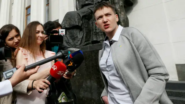 Савченко общается с журналистами