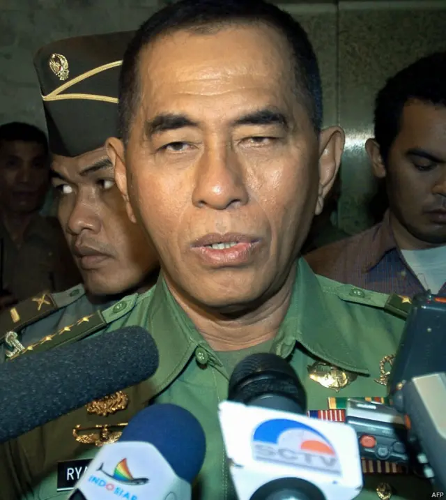 Ryamizard Ryacudu saat menjabat Kepala staf TNI Angkatan Darat, dalam sebuah acara, 6 September 2004.
