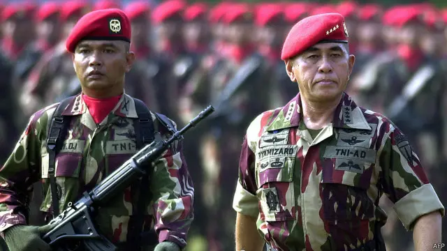 Ryamizard Ryacudu (kanan) saat menjabat sebagai Kepala staf TNI Angkatan Darat, dalam acara ulang tahun Kopassus, 15 April 2004.