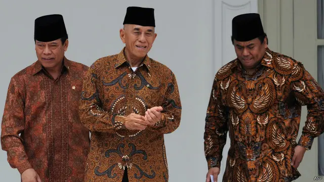 Menhan Ryamizard Ryacudu bersama dua menteri Kabinet Kerja, di komplek Istana Merdeka, 27 Oktober 2014.
