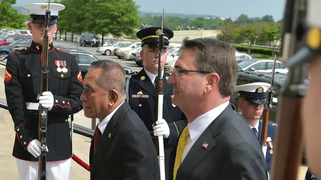 Didampingi Menteri Pertahanan AS Ashton Carter, Menhan Ryamizard dalam kunjungannya ke Pentagon, AS, 12 Mei 2015.