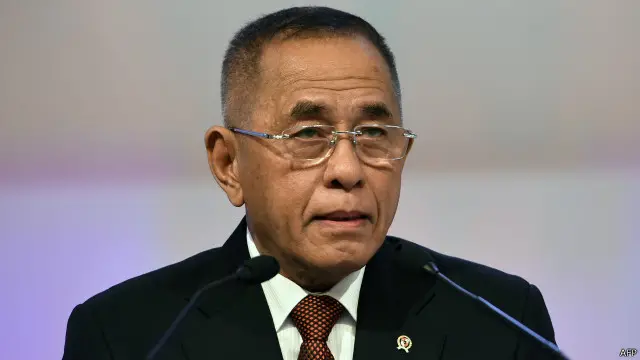 Menteri Pertahanan Ryamizard Ryacudu berpidato dalam acara Shangri-La Dialogue di Singapura, 30 Mei 2015. Acara yang membahas masalah keamanan kawasan ini dihadiri para menteri pertahanan Asia dan Pasifik.