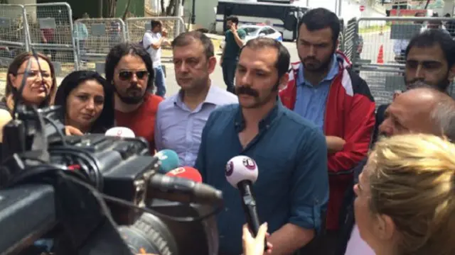 TMMOB İl Koordinasyon Kurulu Sekreteri Efe Akçelik, gözaltıların ardından boşaltılan İstanbul Mimarlar Odası binasının önünde bir basın açıklaması yaptı.