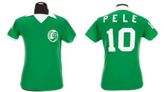 Pele'nin forması da satışa çıkarılan eşyalar arasında.