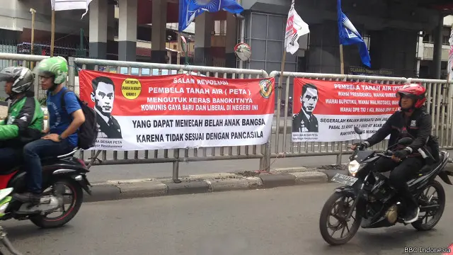 Spanduk anti PKI yang dipasang oleh kelompok yang merasa khawatir terhadap apa yang disebut sebagai kebangkitan PKI di Indonesia.