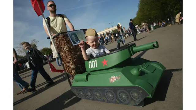 Хлопчик в іграшковому танку під час святкування Дня перемоги у Москві. Росія, травень, 2015