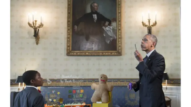 Президент США Барак Обама надуває бульбашку з палички, яку на 3D-принтері створив 9-річний Джейкоб Леґет (ліворуч). Вашингтон, квітень, 2016. 