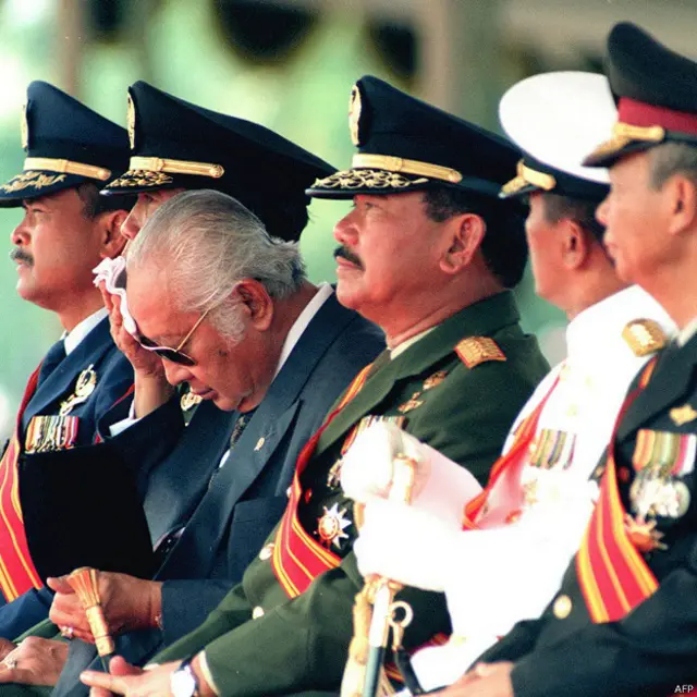 Presiden Suharto dan pimpinan ABRI, 5 Oktober 1994. "Saya ini adalah keturunan orang yang loyal... Mertua saya (Try Sutrisno, mantan wakil presiden) loyal kepada Presiden Suharto. Saya loyal kepada Presiden Jokowi," aku Ryamizard Ryacudu.