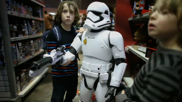 Хлопчики граються зі штурмовиком із "Зоряних воєн" у магазині іграшок. Нью-Йорк, грудень, 2015. 