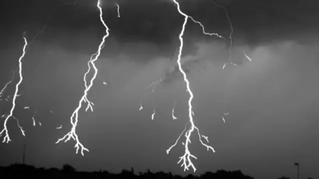 بھارت میں تقریباً ہر برس 2000 افراد آسمانی بجلی گرنے کے واقعات میں ہلاک ہو جاتے ہیں