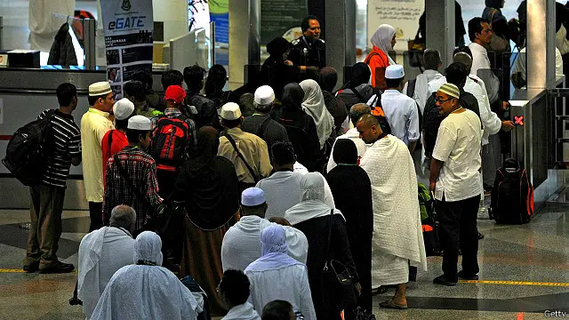 မလေးရှား လေဆိပ်မှာ ကွန်ပြူတာတွေ ပျက်အောင် လုပ်ပြီး ခရီးသွားတချို့ကို အစစ်အဆေး မရှိ ဝင်လာနိုင်အောင် လဝက အရာရှိတွေက လုပ်ခဲ့တယ်လို့ ဆို