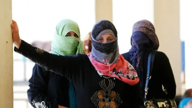 امدادی کارکنوں نےفلوجہ میں پھنسے ہوئے پچاس ہزار عام شہریوں کی حفاظت کے بارے میں تحفظات کا اظہار کیا ہے