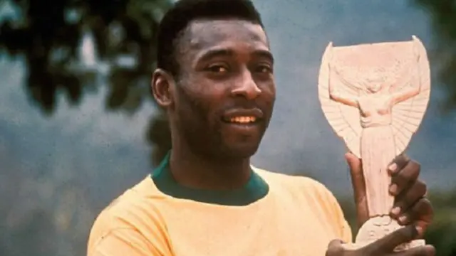 ستعرض نسخة طبق الأصل من كأس جول ريميه التي حصل عليها بيليه عام 1970 في المزاد