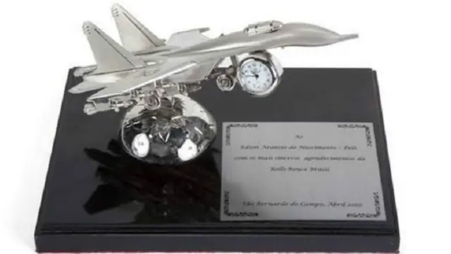 هذا النموذج المصغر من الطائرة التي حصل عليها بيليه من شركة رولز رويس سيكون ضمن آلاف المقتنيات التي ستعرض في المزاد