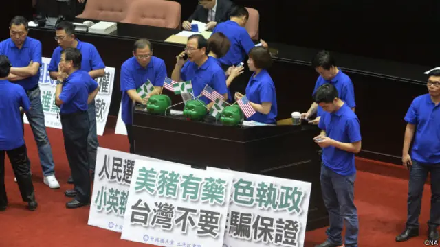 国民党立委在立法院抗议占据了发言台