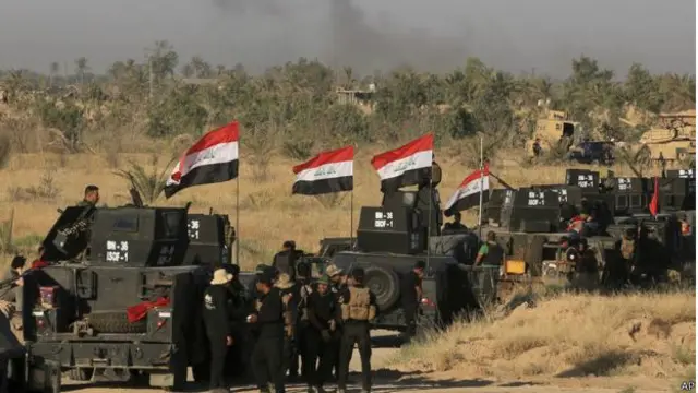 Felluce'nin dışında Irak ordusuna ait zırhlı araçlar