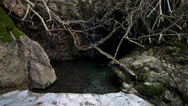 Именно здесь, по легенде, Афродита встречалась с Адонисом