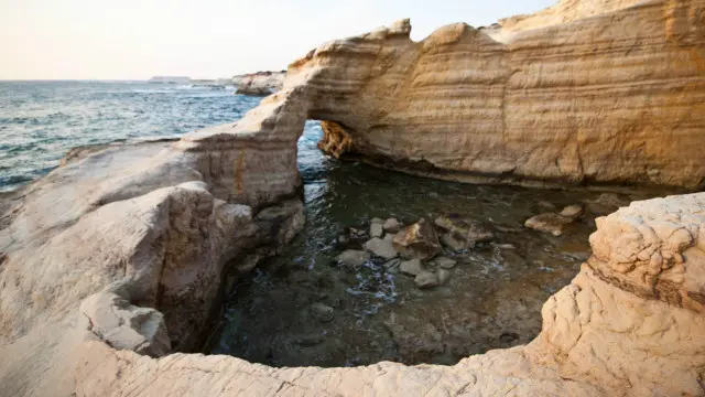 Живописный берег простирается не на одну сотню метров