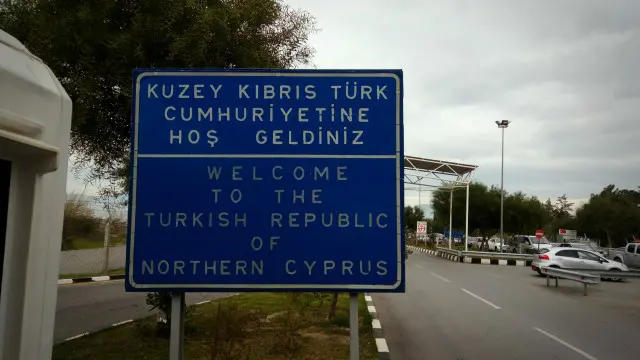 Между греческой и турецкой частями острова проходит демаркационная линия