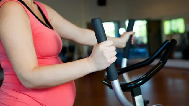 Mujer ejercitándose en el gimnasio 