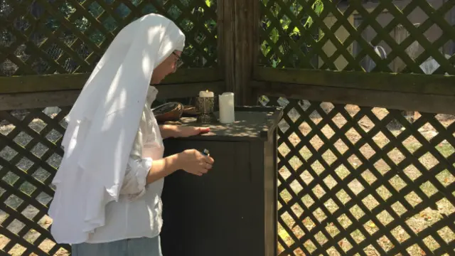 Hermana Kate en la capilla