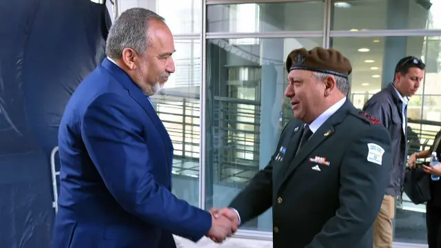 "То, что я приехал в Израиль в 1978 году подростком, не зная ни языка, ни израильской ментальности, а сегодня сижу перед вами в качестве министра обороны, – лучшее доказательство неограниченных возможностей в нашей стране, - заявил Либерман генералам