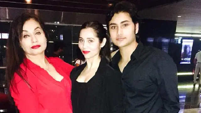 अपने बच्चों के साथ सलमा आग़ा.