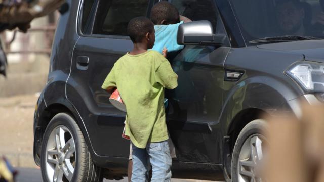 在西非的塞内加尔，儿童在街上行乞的现象在政府承诺改善之后仍然存在。