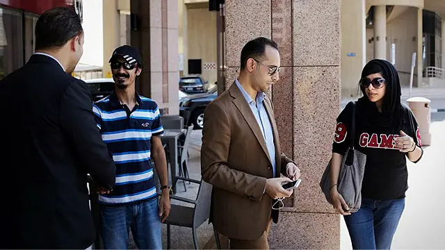 پر الخواجه تور دی چې د ډنمارک تابعیت لري او د بحرین پاچا شیخ حمد بن عیسی ته یې د هغه د انځور په پرې کولو سره سپکاوی کړی. 