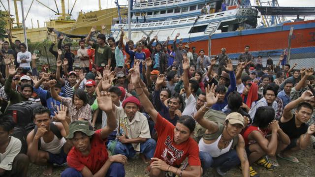 图为2015年在印度尼西亚一座渔场的缅甸渔工，在被问到谁想回家时的举手情况。