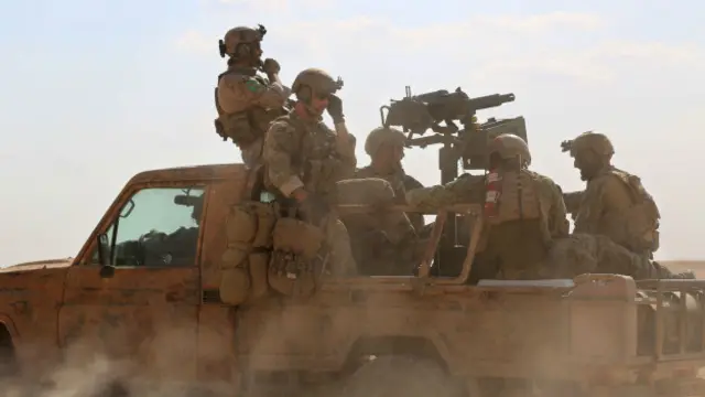 Suriye Demokratik Güçleri'yle birlikte hareket eden ABD askerlerinin kamuflajları üzerinde YPG armalarının görüntülenmesi, Türkiye'nin tepkisini çekmişti.